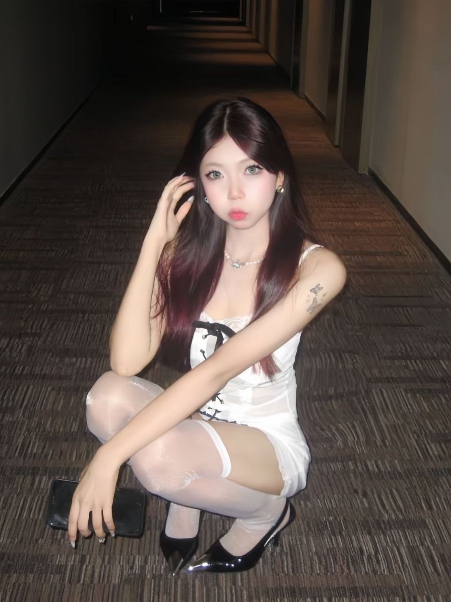 yiyu02's tweet photo. 快手7万粉擦边网红线下更骚，销魂口交口水拉丝，卫生间后入吐舌，户���厕所高跟忍住不叫。 https://t.co/ypH60iX6rQ