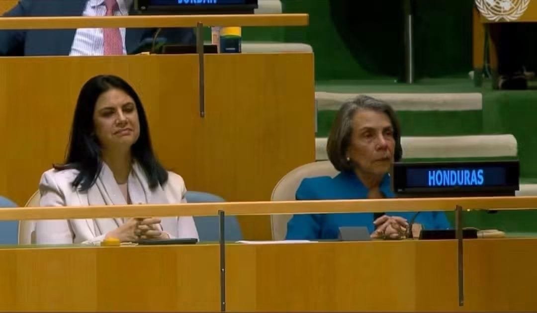 espinal8198's tweet photo. @CesiaMejiaHN Si ellas que estaban obligadas a escucharlo tienen esa cara... https://t.co/rUHXCTgqRH