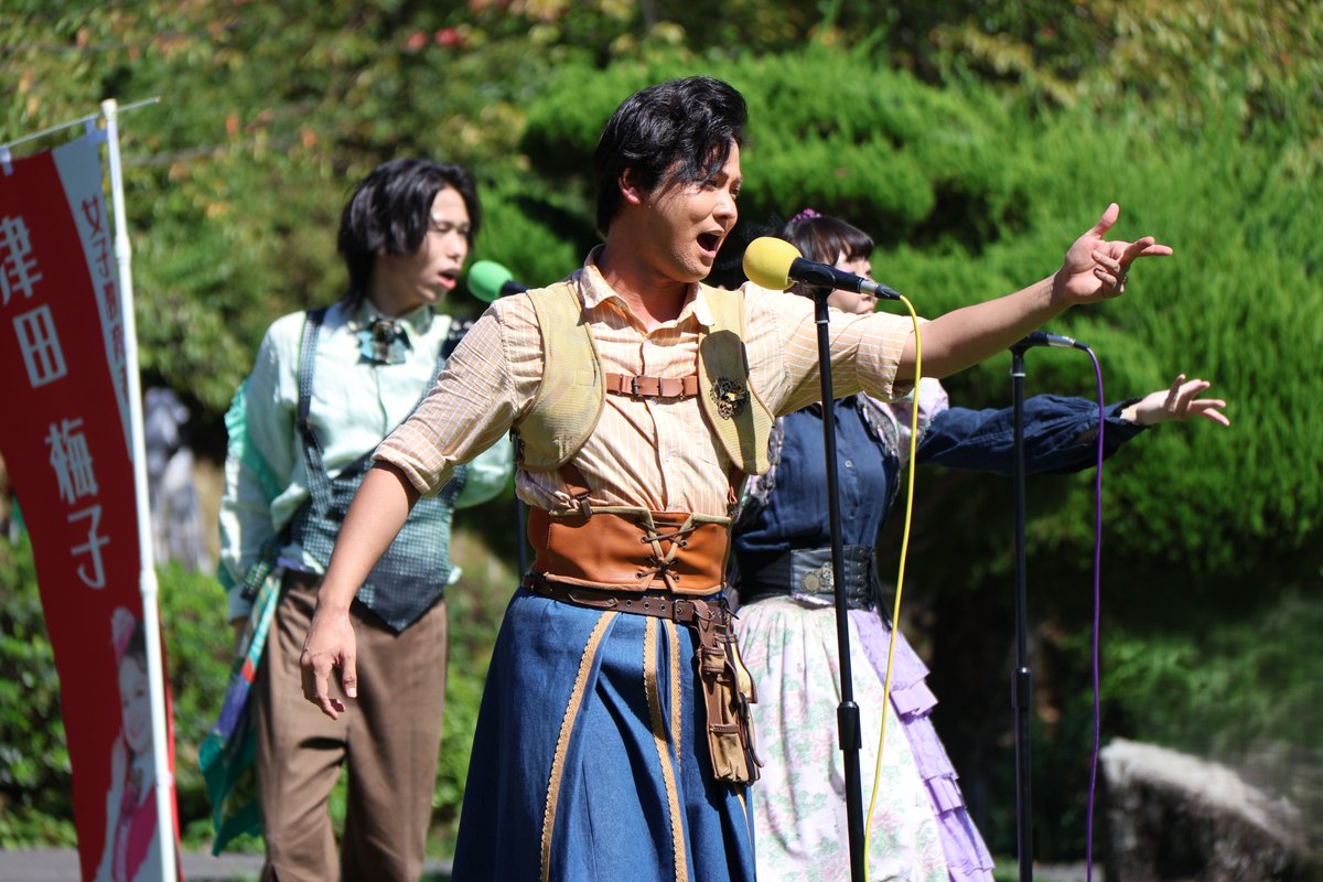 motsuchi0217's tweet photo. 2026.09.22　芝生広場公演

この日は呉服座でイリュージョン見てから芝生に行ったので、開始時刻に間に合わず、正面でなく横に座った

おかげで、普段撮れない角度で撮れた
（啄木さん、凛々しい！）

芝生にも少しずつ、秋の気配

#明治偉人隊
#明治村 https://t.co/xAgrXSBskW