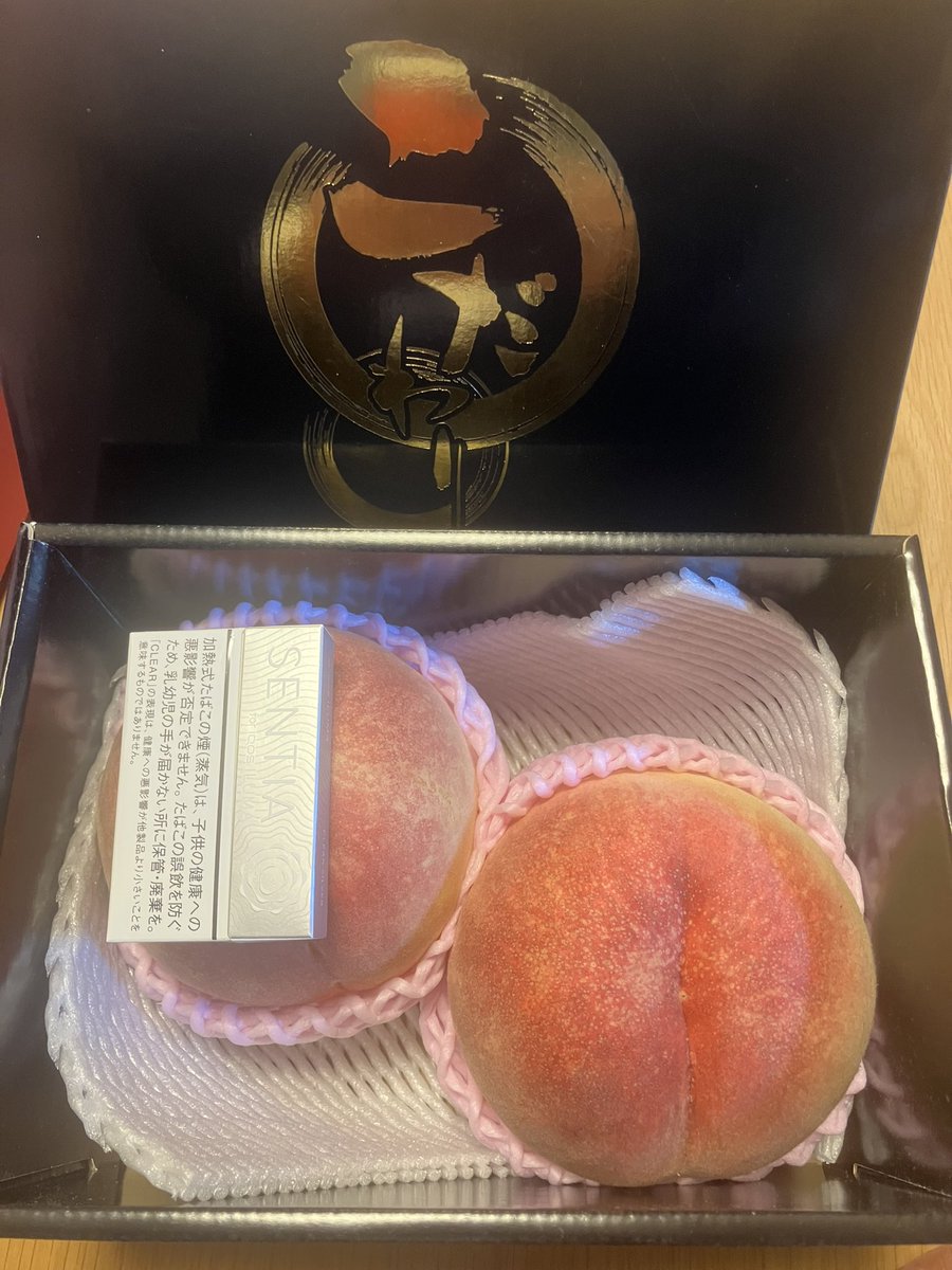 yuzunon69225's tweet photo. かっぱらいシリーズ第3弾‼️
山形の変態🍑農家の㊙️桃を強引に奪ってきました🤣
ぜひ大きさ見て下さい
＃yasu_farmer 
＃IPPON🍑
＃ノーパンでした https://t.co/H2BIywnKrW