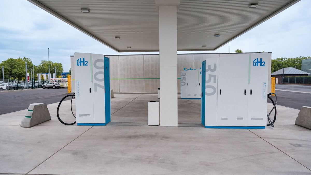 EnergyInstitute's tweet photo. 🌍#NewEnergyWorld 
 
🚛#Hydrogen trucks are gearing up for a bigger role in Europe. A coalition including Volvo, Daimler Truck, Toyota and others is targeting scalable deployment by 2030, with Germany as a launchpad: https://t.co/B1Dp0ZsnNP https://t.co/W0XWWFBJKm