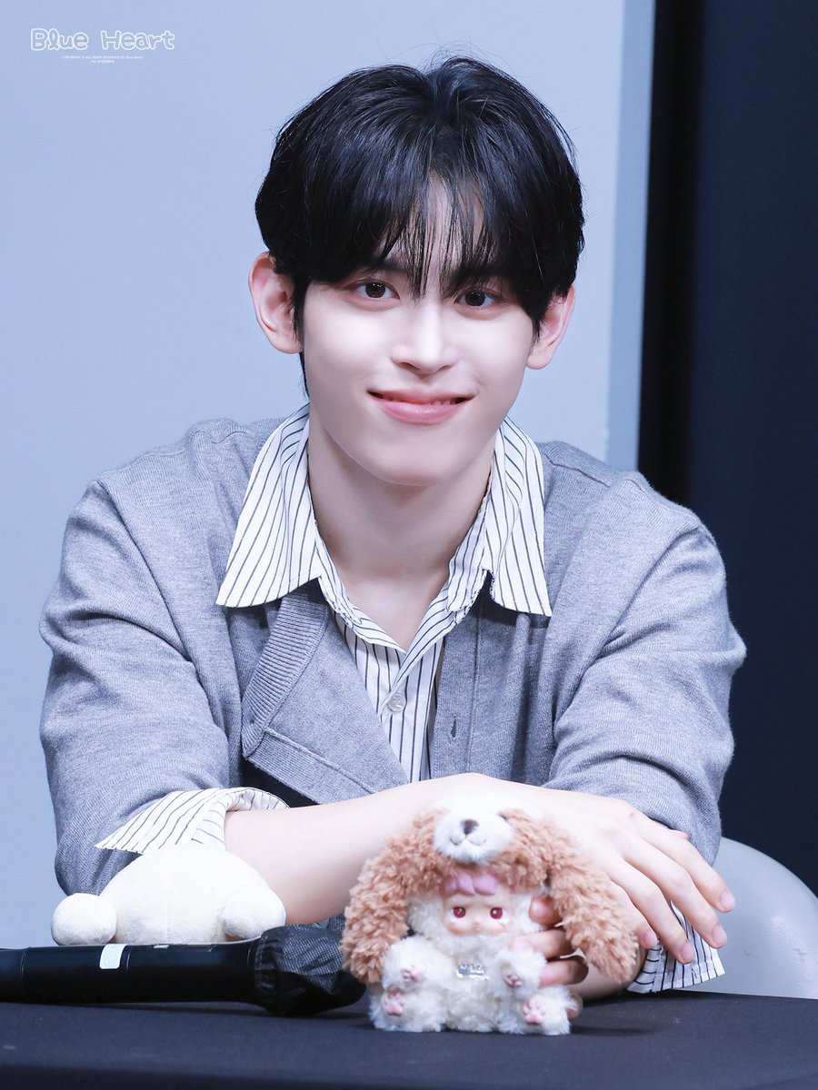 babuhyeonbin's tweet photo. 260917 🩵
#나우즈 #NOWZ #현빈 #HYEONBIN https://t.co/3MqxuOKEI0