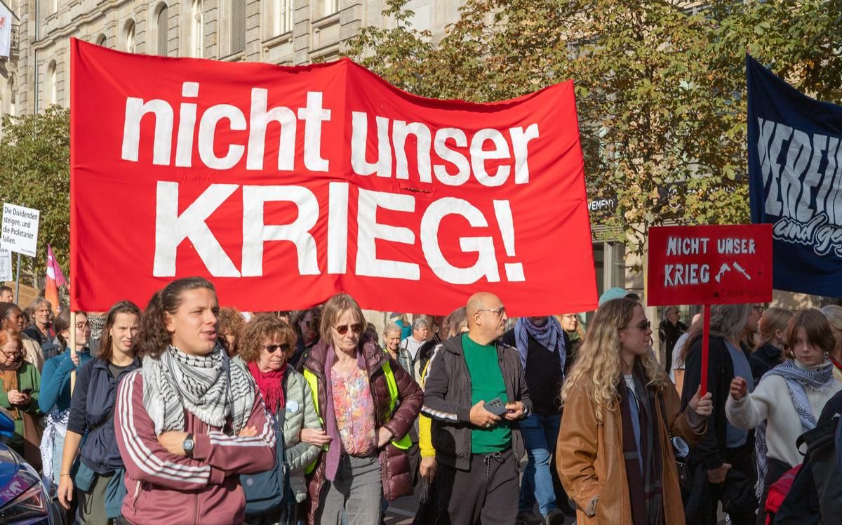 UnsereZeit_UZ's tweet photo. Nach den #Schulstreiks und den #Gewerkschaft|sprotesten kommen die bundesweiten #Friedensdemonstrationen am 3. Oktober in #Stuttgart und #Berlin. Im UZ-Interview verrät Jutta Kausch-Henken, was geplant ist. https://t.co/tjasxXRLwy
Foto: Johannes Hör https://t.co/rieWVaHENZ