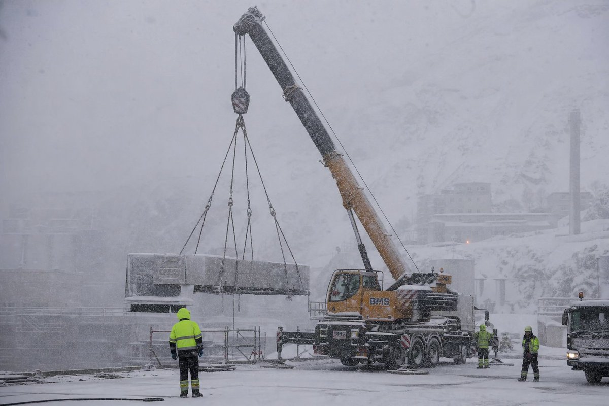 frogswiper's tweet photo. Ice on the boom. Snow on the load. Visibility dropping by the minute. Arctic lifting demands patience and respect. If you can't see the landing zone, you don't lift. Wait for the window.

#ArcticLifting #Hammerfest #CraneSafety #WinterConstruction https://t.co/q5G4UKRbbx