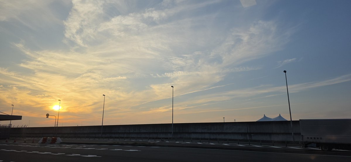 samune_manabi's tweet photo. この時間に帰ったことなかったなぁ〜

めちゃくちゃ夕日が眩しかったけど
写真撮ったら全然眩しさがなくて
適当に撮ったわりにいい感じに撮れた📱

福岡滞在2週間だけど
次は #ARiVE 大阪オフ会！！
楽しみだーー😊 https://t.co/8zljnuwUEF