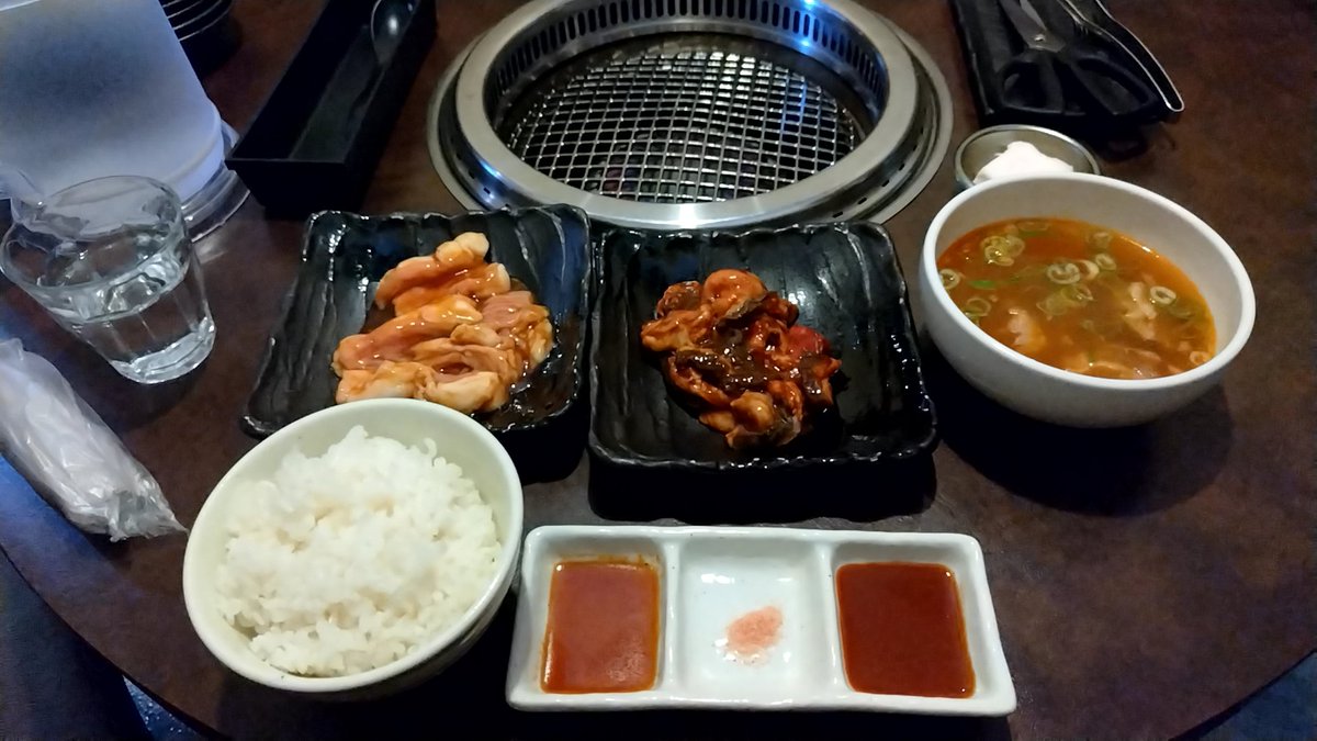 akatsuki519's tweet photo. ランチ、豪華焼肉！ミックスホルモンと特上ホルモンとテールスープ♪
美味かった♪ https://t.co/iQbLG6sOTb