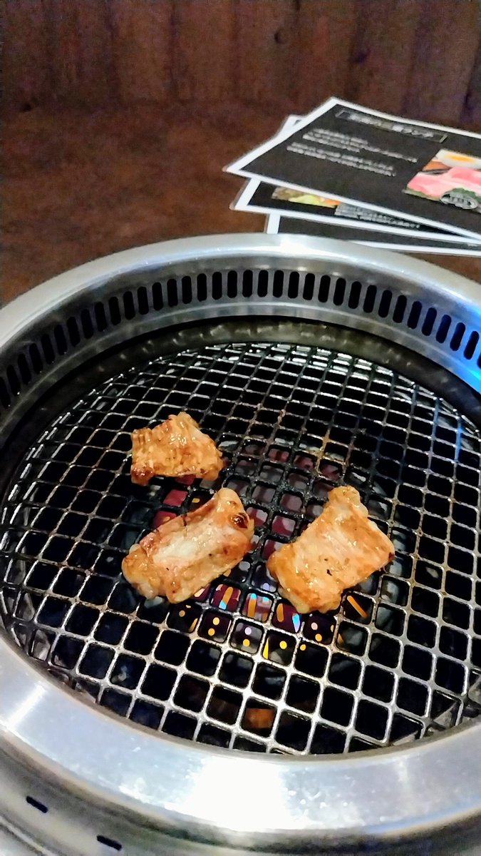 akatsuki519's tweet photo. ランチ、豪華焼肉！ミックスホルモンと特上ホルモンとテールスープ♪
美味かった♪ https://t.co/iQbLG6sOTb