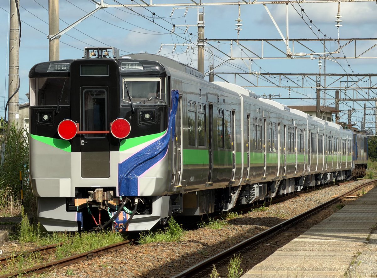 Kairi_Yamagata's tweet photo. JR北海道739系3000番代の甲種輸送を余目駅で。
噂のUシートもじっくり見る事が出来ました。 https://t.co/kLsOGqrwVB