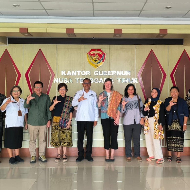 CanEmbIndonesia's tweet photo. Di #HariTaniNasional, kami angkat topi untuk para petani #NusaTenggaraTimur yg membangun ketangguhan melalui #Land4Lives. Setelah 5 tahun, perubahan berkelanjutan terlihat di mana para petani menerapkan pertanian cerdas iklim dan memelopori praktik tersebut di komunitas mereka. https://t.co/l6kxGgG2nu