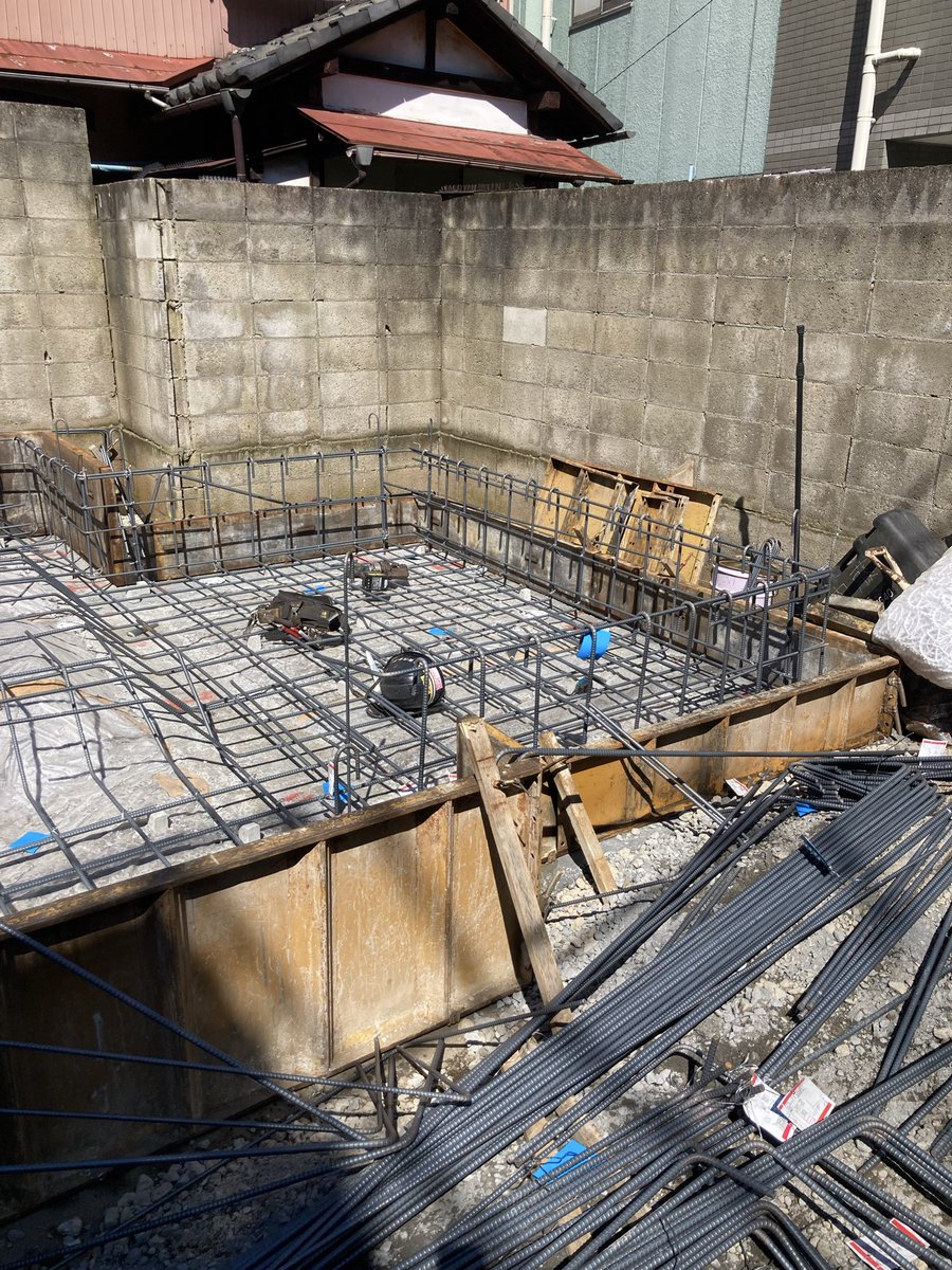 bunkyouharima's tweet photo. 千駄木1丁目の戸建
基礎配筋が始まりました
ニュースで鳶工が少なくなり倒産、廃業と出てますが、建築に携わる3大業種と言われていた、鉄筋工、型枠工も少なくなり、どこの現場に行っても外国籍の人材ばかりになっている
これはホントに日本の危機だと感じてる人はどれだけ居るのか？
解体現場もしかり https://t.co/tp9Gml4bUw