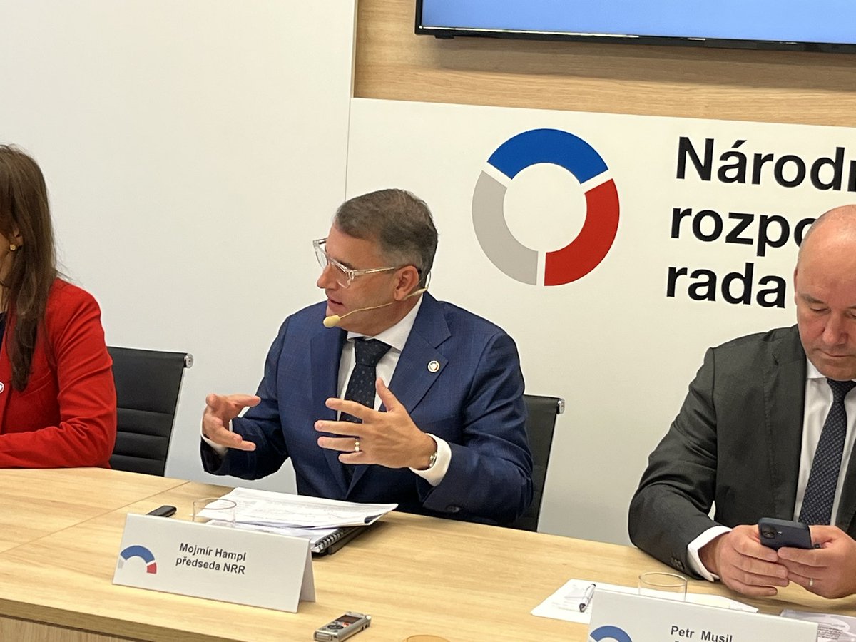 VacDol's tweet photo. Česká televize I v nových časech drží pravidlo, že živě na ČT24 v 11 hodin vysílá tiskovou konferenci Národní rozpočtové rady v čele a Mojmírem Hamplem, kde uslyšíme jiný pohled na státní rozpočet, než že je nejlepší na světě, proinvestiční, udržitelný a myslící na naše lidi… https://t.co/BpYEc2Zy2C