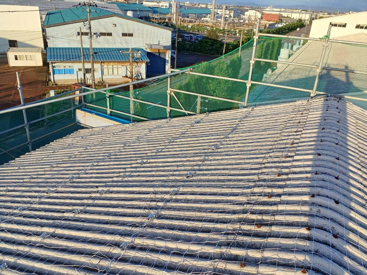 kanda_bankin's tweet photo. 大きな工場の屋根の作業がスタ���トしました！！
#屋根工事
#企業公式のフォロー祭り
#企業公式相互フォロー 
#がんばろう企業公式 https://t.co/v86gYNJlNK