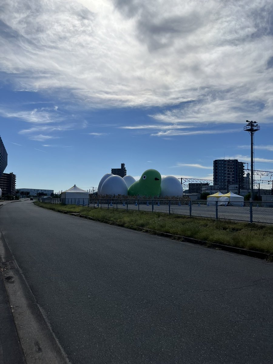 detectivetotto's tweet photo. そわそわしながら地下通路を通り、改札を抜けて虹の橋を渡る
とっとちゃんオルタ、増殖する帰宅マンマンなwithたまご部隊
近づいたら逆光でラスボス臭が素敵でした
ちなみにこれ以上近づけないように柵がありました
きっと柵の内側に無断ではいると丸呑みコースなんだな、と思いつつ拝んできました https://t.co/uyVFgzmBuo