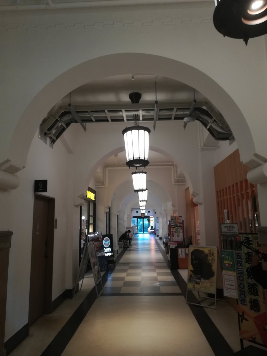doahoriyusukebe's tweet photo. 旧陸軍第四師団司令部庁舎(ミライザ大阪城)も厳めしい名前と歴史の割に内部は優雅な雰囲気で行く度に驚かされる。かつて近畿の防空や軍政の中枢を担って奮戦し空襲から生き残った建物の中がこんなに素敵で、しかも今は結婚式場やレストランを構える幸せな施設に転生するなんて誰が想像できただろうか https://t.co/RKZ4iTYPHy