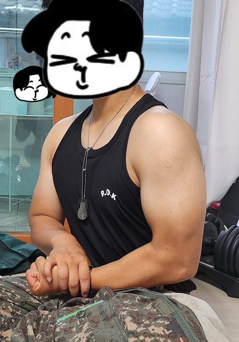 0re0hunter's tweet photo. 막내 휴가 나왔어요 https://t.co/XvKSBXjYHe