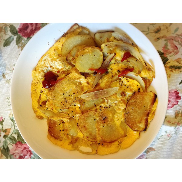 YahairaSaide's tweet photo. [Hoy probé hacer tortilla de patatas casera, super fácil y deliciosa! Solo usé papas, huevos, sal y un poquito de aceite.  Ya la hiciste alguna vez]， https://t.co/UY2GiqCoUA