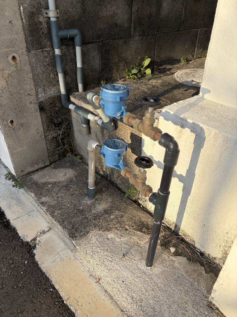 77aloha's tweet photo. 沖縄に来て雑な配管だなって思ったけど割とベーシックなのね。なぜ量水器を地面から離す？ https://t.co/fZZ74sLl0A