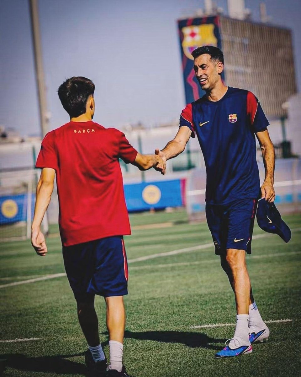 Pauxfcb's tweet photo. 🚨 ayer se pudo tener la posibilidad de tener a Sergio Busquets entrenando a la par con Hansi Flick y es un lujo tremendo para los chavales, como para los conceptos que se quieren seguir manejando en el primer equipo. Desde su llegada al barça ha significado una gran ayuda para pulir conceptos de manejo de pelota, posesión y ya se ve su mano en estos primeros partidos del filial, sobretodo con el mediocampo. Imaginar juntar al mejor pivote de la historia con los conceptos y filosofía de Hansi, ayer pudieron compartir en este espacio y seguramente fue un aporte clave para la táctica y experiencia. En un futuro lo tendremos por el primer equipo, cero dudas de ello. Los chavales aprendiendo del mejor y las leyendas están regresando. Busi al mando 💙❤️