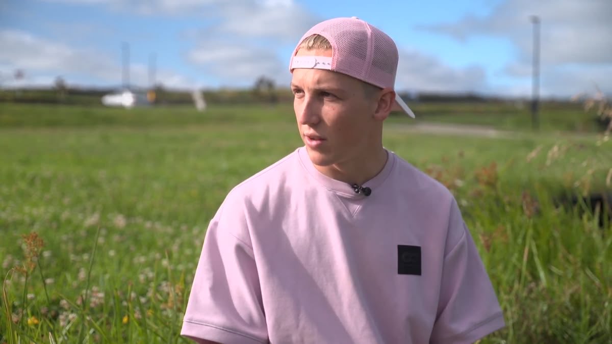 audilucem's tweet photo. real men aren't afraid of pink. 
they own it 💖💅🏻💅🏻✨ https://t.co/uldoZ5lTt0