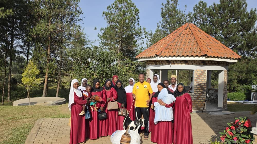 ngabiranom27's tweet photo. RWAMPARA COUNTY UPDATES!
A delegation of Muslim women leaders (Hajats) from Buteraniro Village paid a courtesy visit to @KankundaAmos1 Member of Parliament RwamparaCounty to express their appreciation for his dedicated service and continued support to the constituency
#AKOOKI https://t.co/D2BFxxlZtW