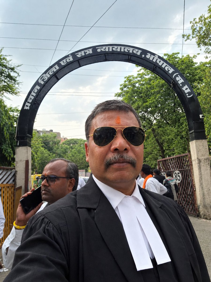 AdvNitinesh's tweet photo. कल हमारे अधिवक्ता बंधु के साथ जो बर्बरता पुलिस ने की वह निंदनीय है,भोपाल कोर्ट में हम सब एक है,अधिवक्ता एकता जिंदाबाद,एडवोकेट नितिनेश ठाकुर भोपाल कोर्ट https://t.co/UI2Dv7Jc7Z