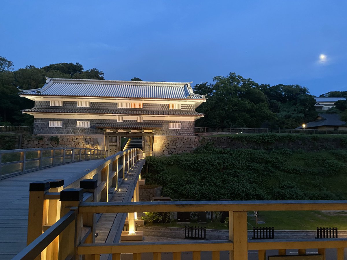 xshimox1's tweet photo. 兼六園朝早くやってるらしいから明日の出発前に見に行こう！ https://t.co/AOWZjSG59h
