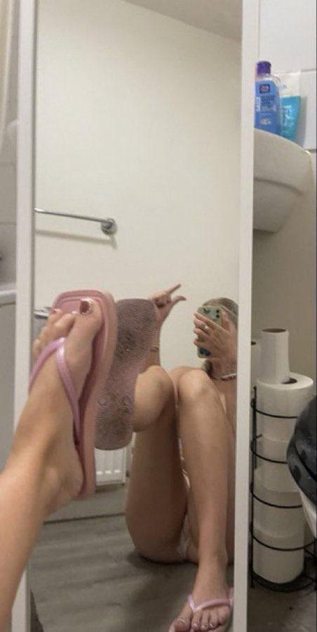 GoddessMay5l's tweet photo. Relapse for my perfect ass. it's all you truly need right now. a sad lonely v*rgin findom addicted loser like YOU deserves nothing but my manipulating humiliation and debilitating financial ruin.

Your mine now...LOSER.

#Findom #paypig #finsub #tpe #techdomme https://t.co/GxCVru86tM