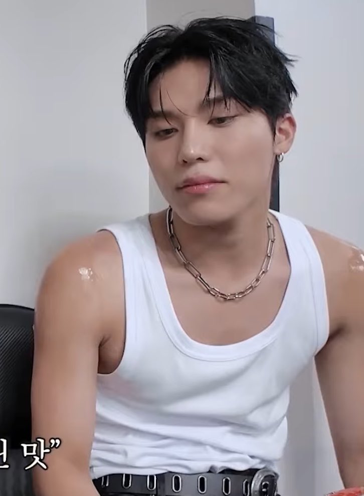PICSPJW's tweet photo. JEONGWOO SLEEVELESS WTFFFFF???! https://t.co/6MsaJB5oEa
