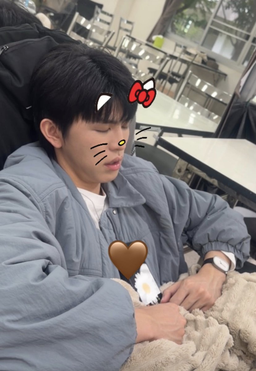 SF_ZXW's tweet photo. ครึ่งชม.ที่แล้วกำลังกิน ตอนนี้กำลังนอน พี่เผ่าเติมเหมียวให้ด้วย มณฑลผมแป๋วไปเลยย 555555

#RoommateChaosQ5
#savesaisawat @save_saisawat https://t.co/n30Rwd8smn
