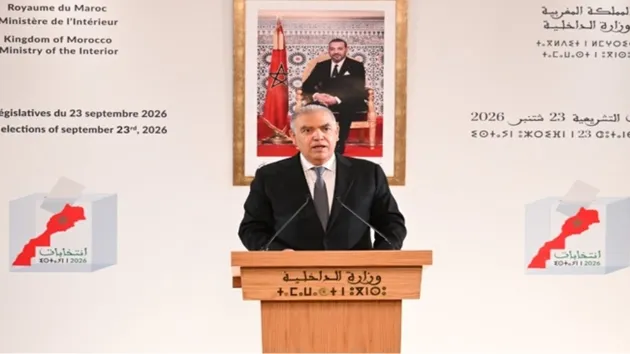 YZaatreh's tweet photo. عن "ديمقراطيات الديكور" بمناسبة الانتخابات المغربية..

حتى الآن، وباستثناء الحالة اللبنانية، بتركيبتها الطائفية المعقّدة، يمكن القول إنه لا وجود لديمقراطيات عربية حقيقية تمثل إرادة الناس بعدالة وحرية، وتؤثر في القرار على نحو مقنع، بدليل نسب الاقتراع المتواضعة التي يتم تضخيمها غالبا (آخرها: الجزائر 21%، المغرب 38%)، والتي تعكس إحساس الجماهير بلا أهمية البرلمان في سياق من تغيير الأوضاع القائمة.

على أن الأوضاع في المنطقة لا تشير إلى فرص أفضل بالنسبة لقوى المعارضة، وفي مقدمتها الإسلاميون، تلك التي تقبل بالقليل المُتاح ممثلا في مشاركة تمنحها فرصة التعبير عن برنامجها وعن هموم الناس، وإن لم تؤثّر عمليا في صلب القرار، إن كان الداخلي منه أم الخارجي.

هذه معضلة يشوبها يأس ضمني من تغيير قريب يعبّر عنه الجيل الشاب الذي يبدو أكثر يأسا في ظل مظاهر بؤس وتراجع في الحريات وبطالة تتفاقم في أكثر الدول. وما جرى في قصة "سبتة" هو تعبير عن يأس هذا الجيل أكثر من أي شيء آخر، بجانب الاستطلاعات التي تشير إلى رغبة قطاعات واسعة منه في الهجرة.

هي مرحلة صعبة وغامضة على كل صعيد.. من صراعات المنطقة والعالم إلى معضلة الذكاء الاصطناعي وما تطرحه من تحدّيات.. والله وحده يعلم إلى أين تمضي الأمور، وأي مستقبل صعب يواجه هذا الجيل الجديد.

هامش يخص انتخابات المغرب: لا جديد يُذكر في السياق، من حيث التشكيلة الحكومية القادمة، ربما باستثناء استعادة "العدالة والتنمية" لحضور أفضل (4 أضعاف الانتخابات السابقة)، وهي نتيجة تُسجّل لقيادة عبد الإله بن كيران، على أمل أن يشكّل ذلك الحضور مع آخرين معارضة تعبّر عن هموم الجماهير ومواقفها من السياسات الداخلية والخارجية.