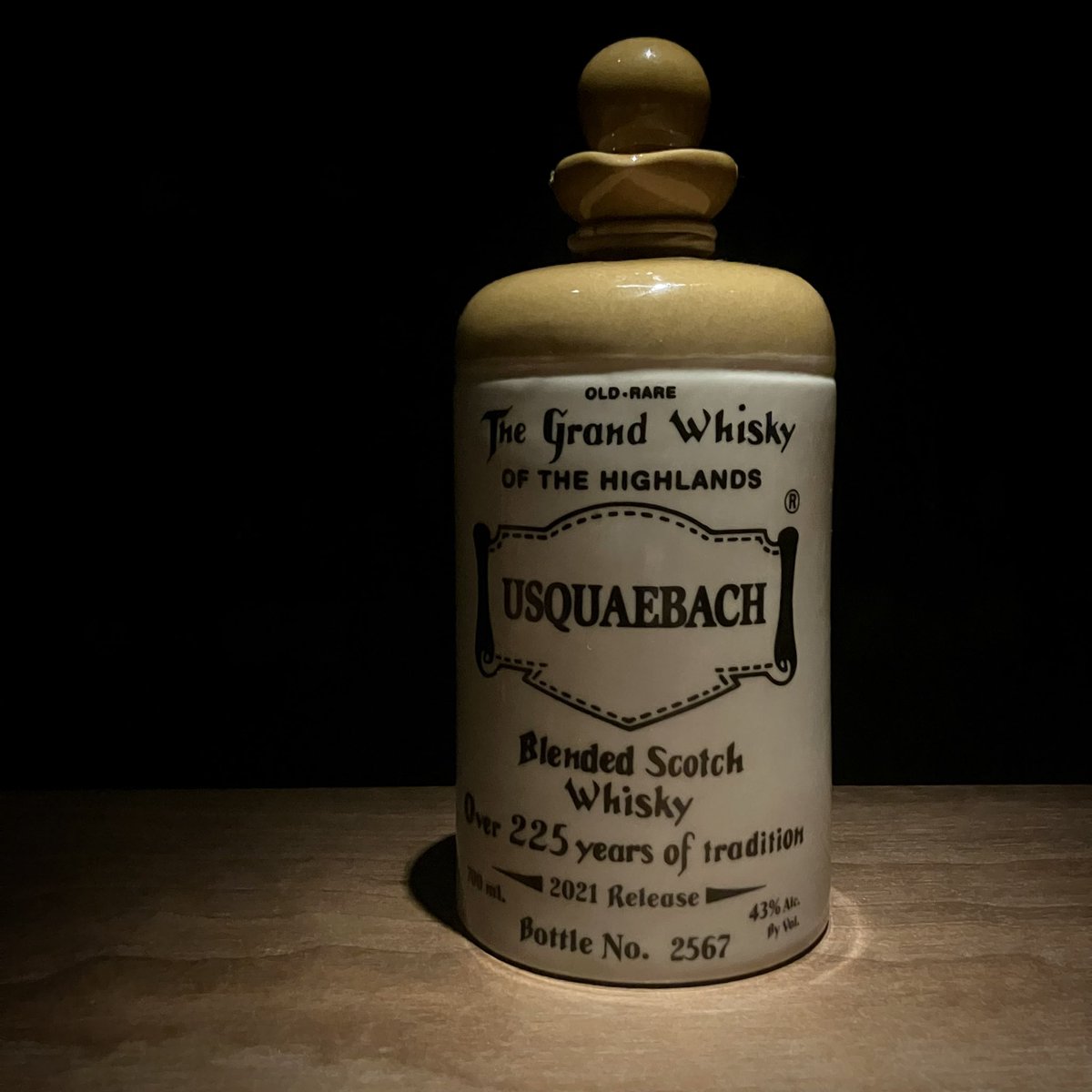 SociusBar's tweet photo. ウシュクベ　フラゴン
43％

フラゴンと呼ばれる把手と注ぎ口のついた、陶器の瓶に詰められています。

最長20年に至る41種類にも及ぶ厳選されたモルト・ウイスキーと、2種類の高品質なグレーン・ウイスキーから成るブレンデッドスコッチウイスキーで、原酒率は85%に達しています。 https://t.co/nqrShwn3F3
