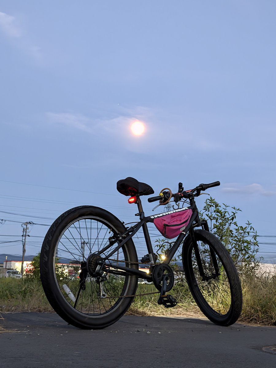 0a1y2a8's tweet photo. 2026.9.24

夕暮れ時のサイクリング🚲️🌇

偶然　友達に会って５分くらいしゃべって『ぢゃぁ　またネッ👋』ってバイバイした

高校時代を思い出してニヤけて
帰りは、得意の立ちこぎ😎👍️

立ち止まって見た夕日が
とってもキレイだった◎ https://t.co/UocheZUSzY
