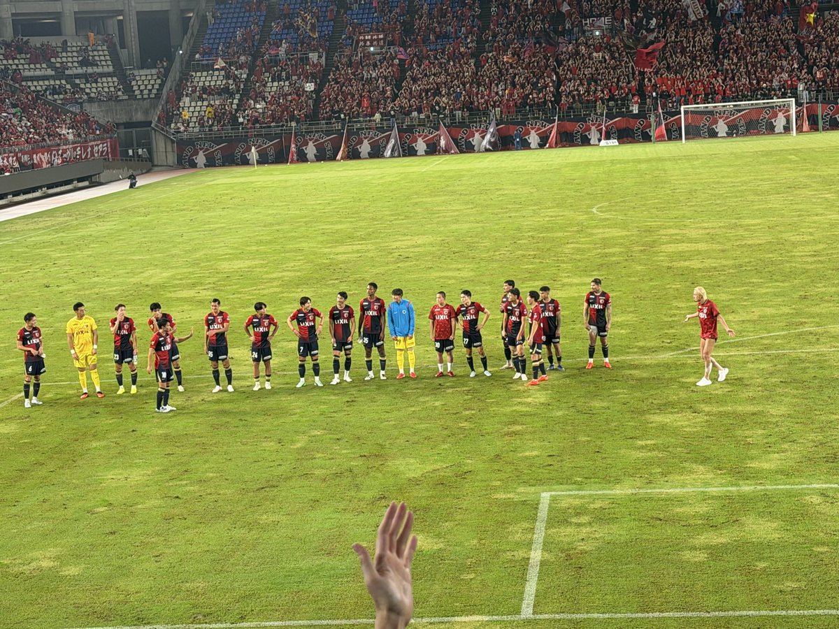 fyuuvfk09's tweet photo. すごいオラオラしてるけど、
やっぱり彼の根は本当は良い人👨🦌
この時も最初からゴール裏に拍手👏してたし、
挨拶しないの？
みたいなジェスチャーもしてた！
これからも応援したいし、
こういった熱い選手や迫力あるサポーターと
またJ 1で試合がしたいと強く感じた。
#vfk
#鹿島アントラーズ
#鈴木���磨