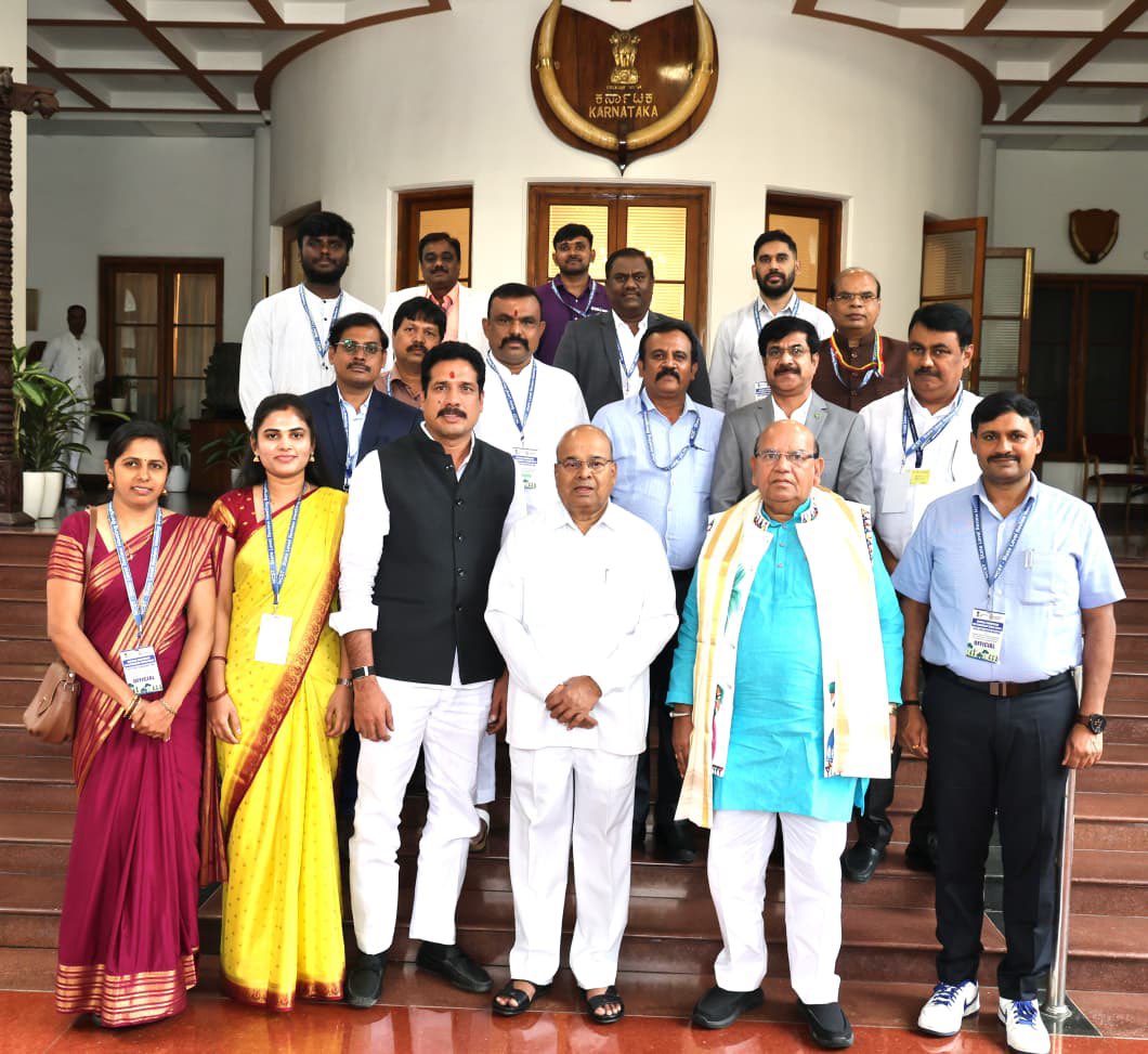 TcGehlotOffice's tweet photo. Shri Antar Singh Arya, Chairperson, National Commission for Scheduled Tribes, New Delhi, along with his delegation, paid a courtesy visit to Hon’ble Governor Shri Thaawarchand Gehlot at Lok Bhavan. https://t.co/mnbzp5ign3
