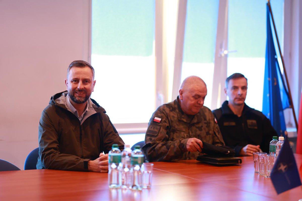 MON_GOV_PL's tweet photo. 📍 #Rzeszów, Jasionka | Wicepremier, minister obrony narodowej Władysław @KosiniakKamysz rozpoczął wizytę w Centrum Logistycznym Rzeszów–Jasionka (POLLOGHUB). Przez POLLOGHUB trafia ponad 80% międzynarodowej pomocy wojskowej dla broniącej się przed rosyjską agresją Ukrainy. https://t.co/0UilJzBfIM