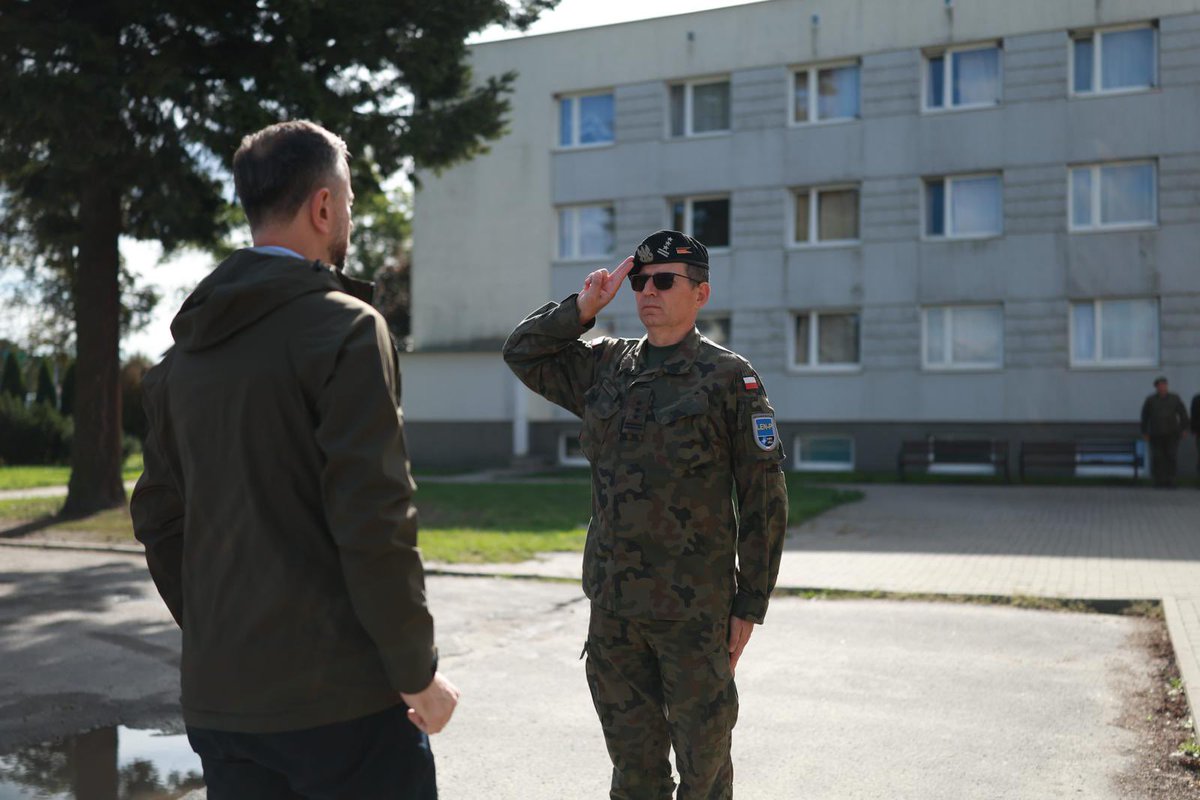 MON_GOV_PL's tweet photo. 📍 #Rzeszów, Jasionka | Wicepremier, minister obrony narodowej Władysław @KosiniakKamysz rozpoczął wizytę w Centrum Logistycznym Rzeszów–Jasionka (POLLOGHUB). Przez POLLOGHUB trafia ponad 80% międzynarodowej pomocy wojskowej dla broniącej się przed rosyjską agresją Ukrainy. https://t.co/0UilJzBfIM