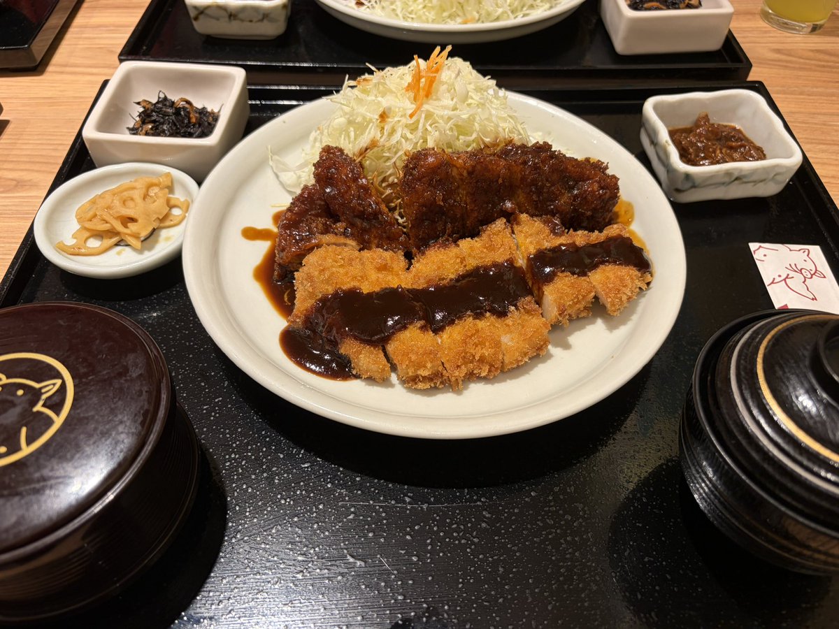 mamewile22's tweet photo. アジア競技大会の日本代表として、いよいよ25日から戦ってきます！
素晴らしい練習環境を整えてくださった運営のみなさま、本当にありがとうございます。
最高のパフォーマンスでお返しできるよう、全力で挑みます！
普段のWINタグを、この大会期間は #JPNWIN に変えて一緒に戦ってもらえたら嬉しいです🔥
（写真は、みんなで食べた矢場とん！パワー充填完了💪）