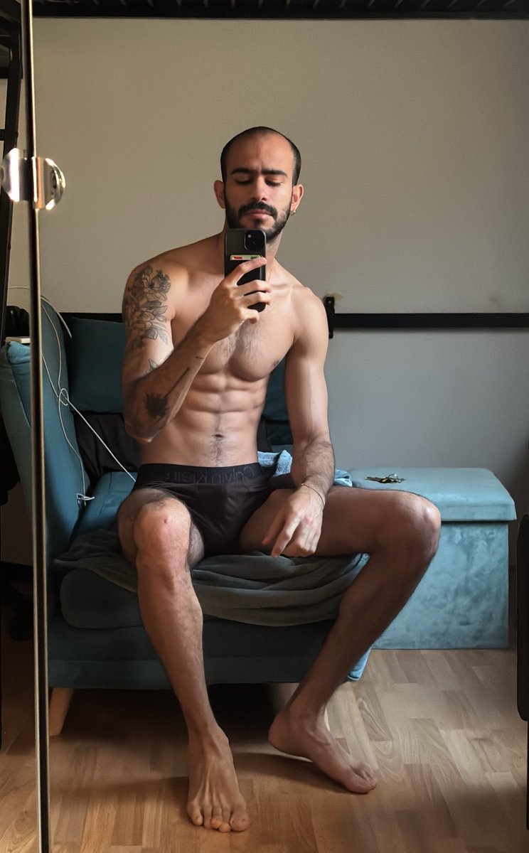 Exxxeel's tweet photo. Sitting or standing? https://t.co/JQk4Np4tTK
