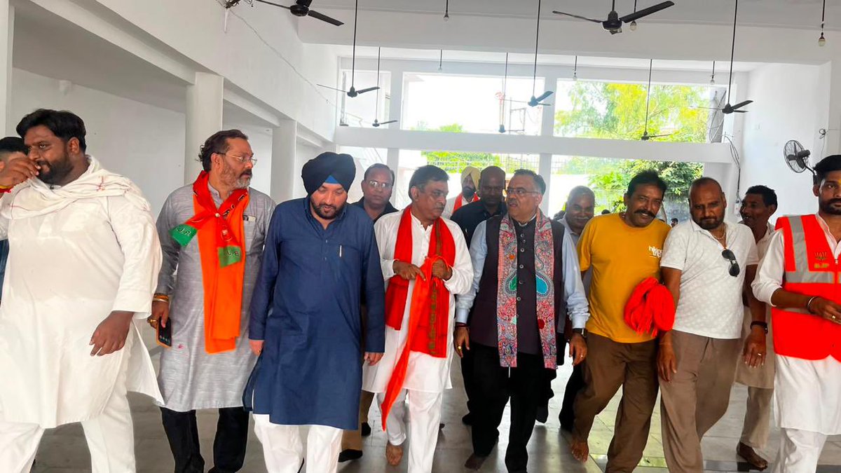 ArvinderLovely's tweet photo. यात्रा के दौरान अमृतसर स्थित केंद्रीय वाल्मीकि मंदिर में पहुंचकर माथा टेका और भगवान वाल्मीकि जी का आशीर्वाद लिया।

भगवान वाल्मीकि जी की शिक्षाएं हमें ज्ञान, सदाचार और समाज में समानता एवं सद्भाव की भावना को आगे बढ़ाने की प्रेरणा देती हैं। इस पावन स्थल पर पंजाब के युवाओं के उज्ज्वल भविष्य, परिवारों की खुशहाली और नशामुक्त पंजाब के संकल्प के लिए प्रार्थना की।

नशे के विरुद्ध इस जनअभियान को सामाजिक जागरूकता, जनभागीदारी और सकारात्मक सोच के साथ आगे बढ़ाना ही हमारी साझा जिम्मेदारी है। 

#NashaMuktPunjabYatra 

@BJP4Punjab 
@tarunchughbjp 
@DrSatishPoonia 
@blsanthosh