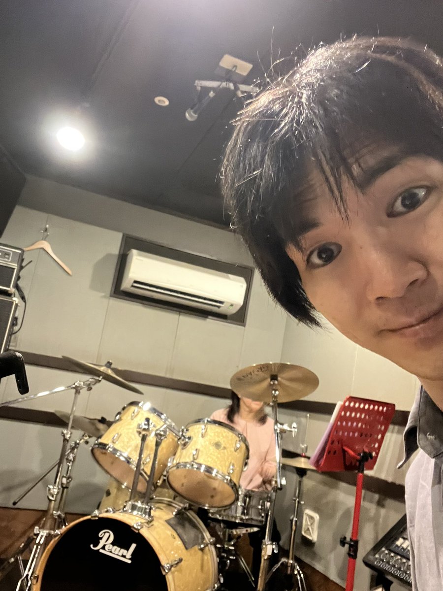 utoTHEone's tweet photo. レッスンしてきました
何回かスタジオ入って自主練したそうで、
その成果がでてる！上達してる！
嬉しいぜ！！
の瞬間です。
そんな私はおでこのシワが深めのドラマーですよろしく https://t.co/Og4tlka9zF