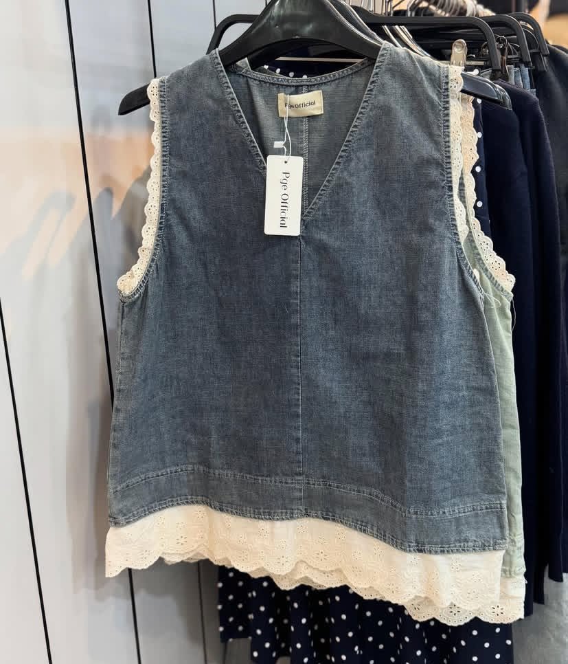 jungjless's tweet photo. KALO ADA YANG NANYA “TOKO BAJU MURAH TAPI BAGUS DIMANA?”
aku langsung jawab: SINI😭✋🏻
koleksinya lengkap dan lucu lucu banget😭 https://t.co/G9fCX8qxd0
