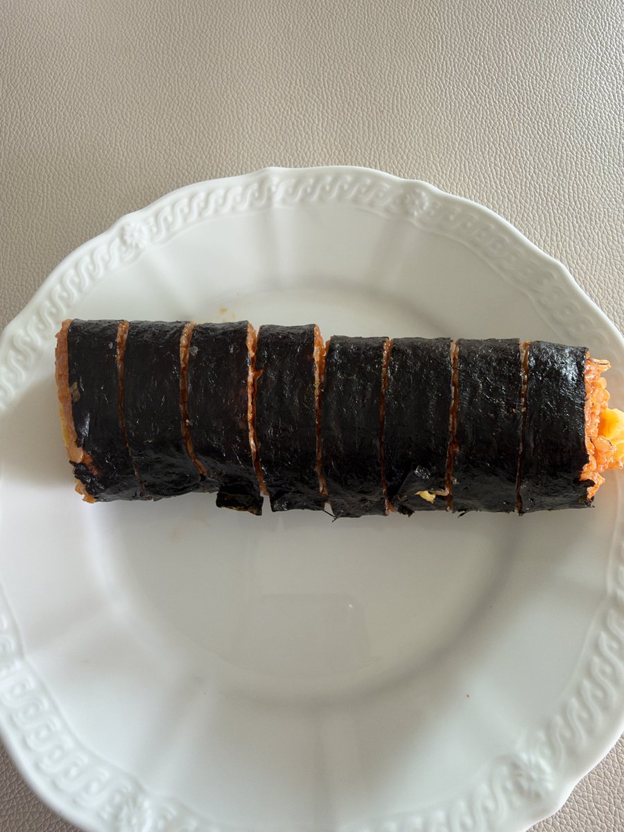 Happy48791's tweet photo. ✨GS25 불닭치즈오믈렛김밥✨

평점: 10/10

매콤한 불닭밥에 치즈와 부드러운 오믈렛, 오동통한 소시지가 들어간 맛이 없을 수 없는 조합이오. 매운데도 치즈와 계란 덕분에 계속 손이 가더이다. 소인은 명동에서 만원 주고 먹은 불닭오믈렛보다 이게 더 맛있었소. https://t.co/jL8f80dnCB