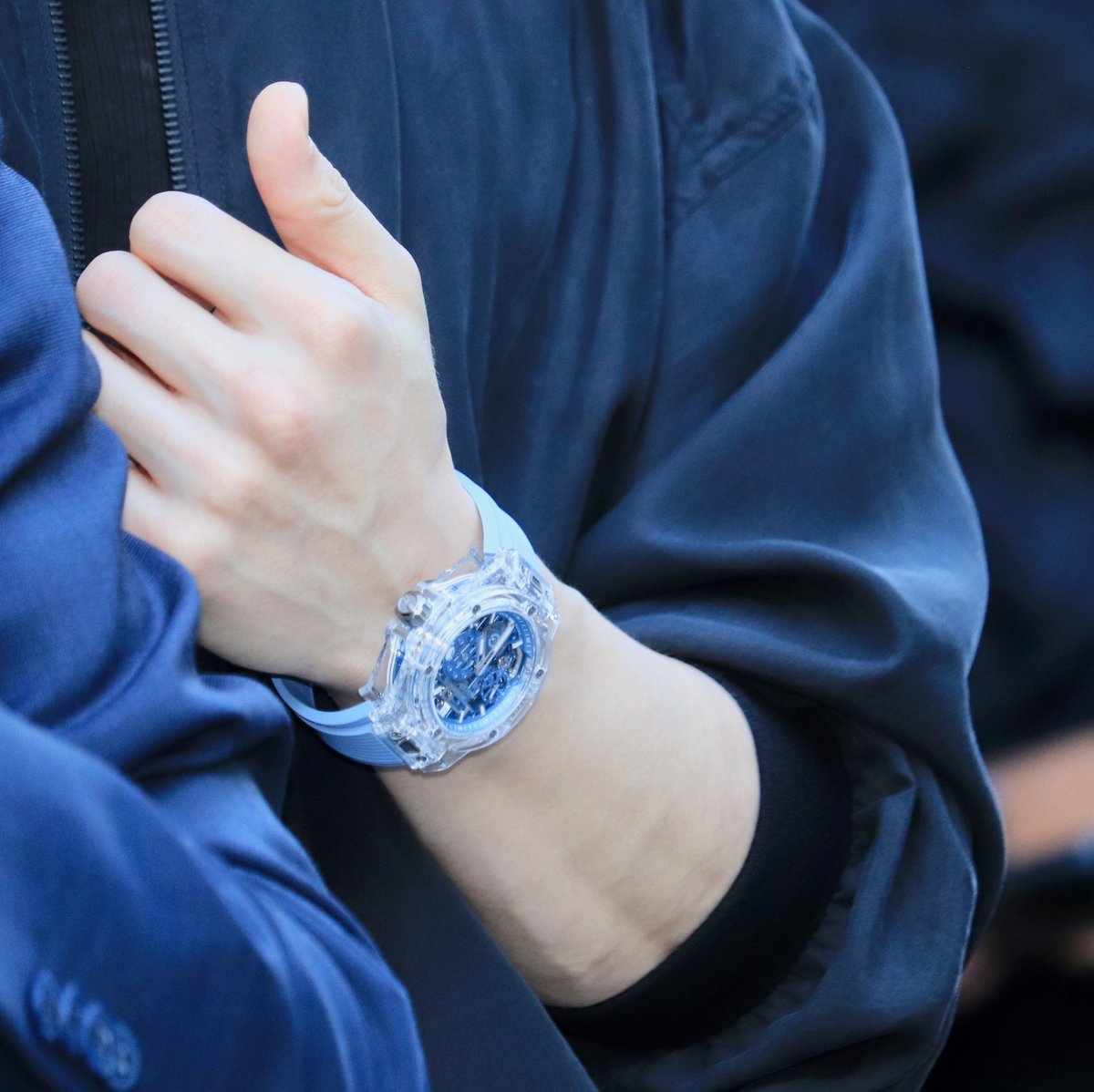 JeonJungkook_BR's tweet photo. Jungkook usou o Big Bang Sapphire Sky Blue durante o evento da Hublot no Ginza Sony Park, em Tóquio. O relógio é avaliado em cerca de R$ 435 mil (US$ 84.300) 🔥

JUNGKOOK AT HUBLOT EVENT
#JUNGKOOKxHUBLOT https://t.co/m5CGTD7TSN