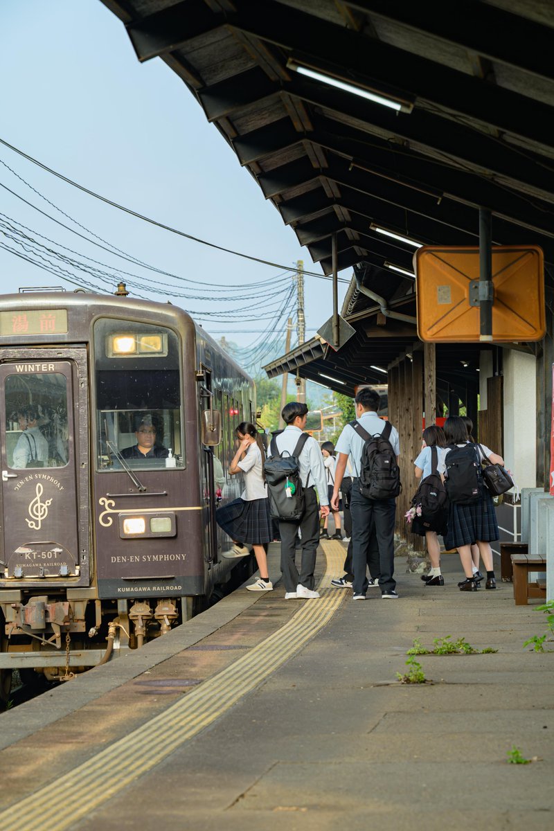 hitoyoshishi's tweet photo. 【くま川鉄道全線再開後、初の列車登校　高校生が駅で歓迎🚃】

９月20日に約６年ぶりに全線で運行を再開したくま川鉄道。高校生の大切な通学手段となっている同鉄道では、24日に全線運行再開後初めての登校日を迎えました。 https://t.co/q5aXRNZrez