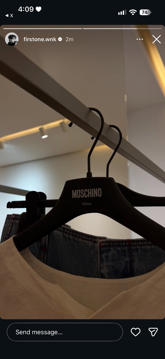 RThisanon's tweet photo. สาดกันไปสมาชิ้กกก MFW ss2027 ครั้งแรกของ TleFirstone

@Moschino 
@TLE_mtm @firstone_wnk

#MOSCHINO #TleFirstone
#TLE_mtm #Firstone
#MilanFashionWeek #MFW https://t.co/IyvOaXlXom
