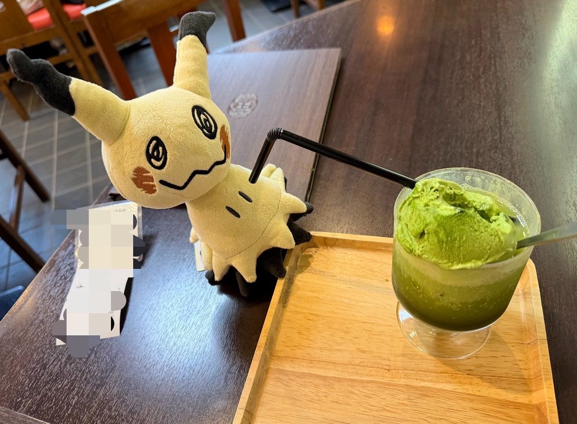 1luvsnoopy's tweet photo. took mimikyu out to get some matcha https://t.co/BM7nwXKicR