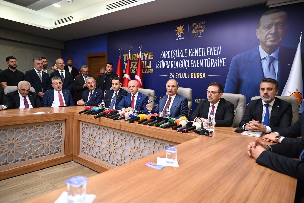 efkanala's tweet photo. 📍AK Parti Bursa İl Başkanlığı 

Türkiye Yüzyılı Buluşmaları kapsamında İl Başkanlığımızda hemşehrilerimizle buluşarak güncel konular, terörsüz Türkiye ve bölge ile AK Partimizin gelecek vizyonunu değerlendirdik. https://t.co/y6nNEQXHFu