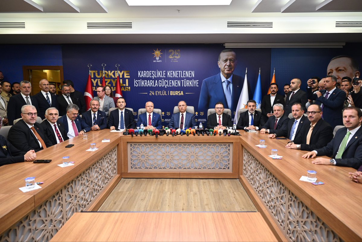efkanala's tweet photo. 📍AK Parti Bursa İl Başkanlığı 

Türkiye Yüzyılı Buluşmaları kapsamında İl Başkanlığımızda hemşehrilerimizle buluşarak güncel konular, terörsüz Türkiye ve bölge ile AK Partimizin gelecek vizyonunu değerlendirdik. https://t.co/y6nNEQXHFu