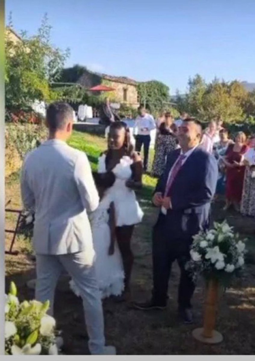 MayorDutch0's tweet photo. Se casa con una pancha. Ella le pide 40.000 euros. El dice que no. Ella se zumba a un camarero en venganza en pleno banquete. Los familiares de ella se lían a hostias con el novio.

Panchitada termonuclear. https://t.co/zh0laFe14c