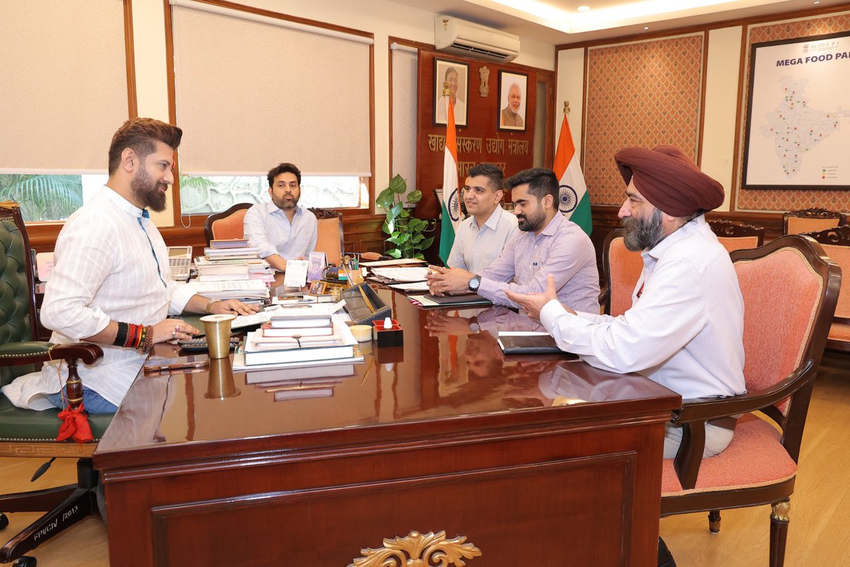 MOFPI_GOI's tweet photo. श्री @iChiragPaswan, केंद्रीय खाद्य प्रसंस्करण उद्योग मंत्री से @NiftemHaryana के निदेशक डॉ. हरिंदर सिंह ओबेरॉय ने #MOFPI में मुलाकात की। 

इस दौरान खाद्य प्रसंस्करण क्षेत्र में अनुसंधान, नवाचार, तकनीकी विकास एवं कौशल संवर्धन से जुड़े विभिन्न विषयों पर चर्चा हुई।

#FoodProcessing https://t.co/UXIpgpDGTv